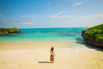 夏の海を眺める女性