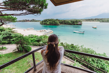 展望台から海を眺める女性の後ろ姿