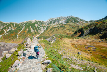 山登りする女性