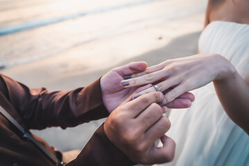 指輪をはめるカップル