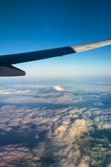 Fototapeta premium 飛行機から見た富士山