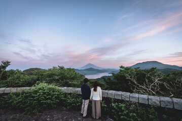 Fototapeta premium 朝焼けとカップル