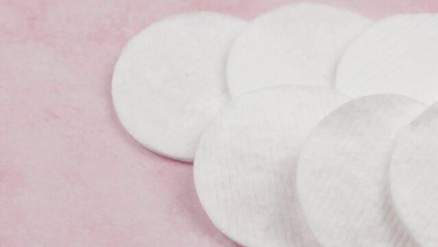 disques d&eacute;maquillants en coton sur un fond rose