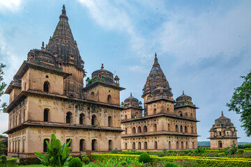 Obraz premium Royal Chhatris or Cenotaphs are the historical monuments situated on the banks of River Betwa in Orchha, Madhya Pradesh, India.