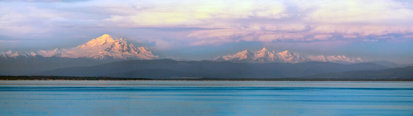 Stunning view Mount Rainier and surrounding mountains the Juan the Fuca Strait, British Columbia, Canada