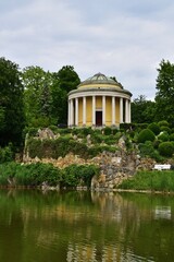 Esterh&aacute;zy Schlosspark in Eisenstadt, &Ouml;sterreich, vertikal