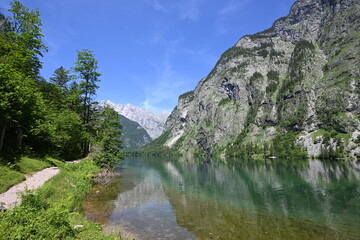 Der Obersee in Bayern. Ladschaftsidylle, idyllischer Alpensee umrandet mit hohen Bergen
