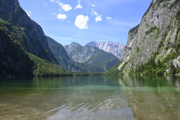 Fototapeta premium Der Obersee in Bayern. Ladschaftsidylle, idyllischer Alpensee umrandet mit hohen Bergen
