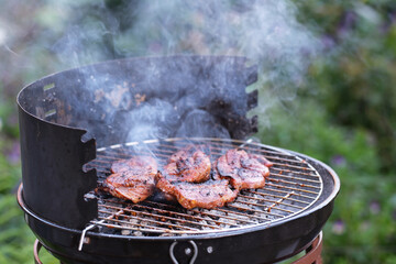 rauchender Holzkohlegrill