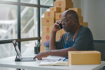 Naklejka premium Dedicated worker talks on phone while managing orders in a busy warehouse, ensuring efficient logistics and customer satisfaction.