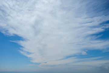 beau ciel de traine, nuage blanc