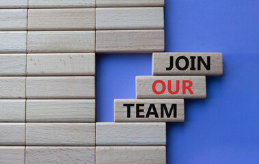 Obraz premium Join our team symbol. Wooden blocks with words Join our team. Beautiful purple background. Business and Join our team concept. Copy space.