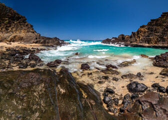 Fototapeta premium Halona Hawaii Beach Cove and the view to the lava coast with deep blue Pacific Ocean waves