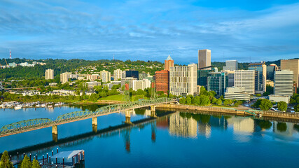 Obraz premium Aerial View of Hawthorne Bridge and Downtown Portland Skyline