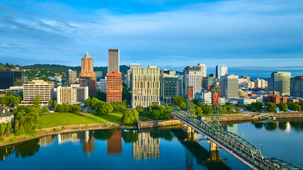 Obraz premium Aerial View Portland Skyline with Hawthorne Bridge and River Reflection