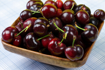 plat de cerises, vue du dessus, en gros plan.	