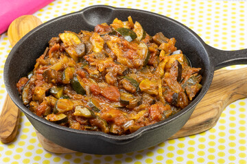 ratatouille dans une poêle en fonte, en gros plan	