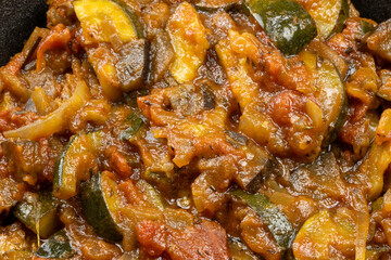 ratatouille dans une poêle en fonte, en gros plan	