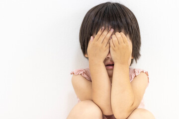 Obraz premium 両目を隠す笑顔の女の子（3歳、日本人、ショートヘア）