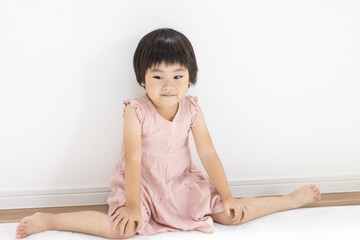 Fototapeta premium 女の子座りで退屈そうなの女の子（3歳、日本人、ショートヘア）