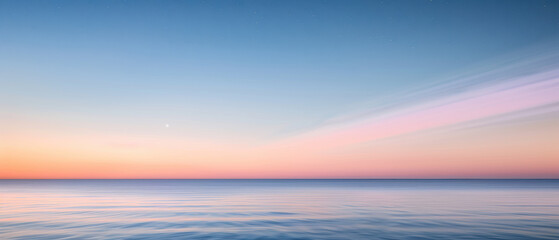 Obraz premium Serene Ocean Horizon at Sunset with Gentle Ripples.