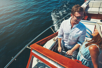 Obraz premium Couple, boat and sea in summer, holiday and outdoor with smile, laughing or travel in sunshine with romance. People, man and woman on cruise, water transport or adventure at sea for memory in Naples