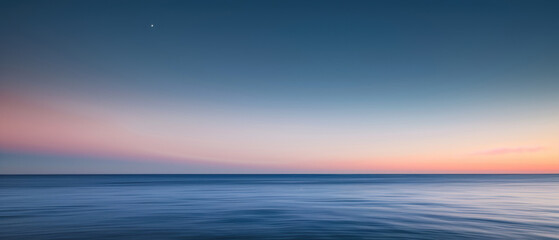 Obraz premium Serene Ocean Horizon at Sunset with Gentle Ripples.