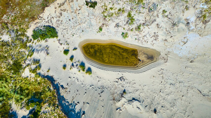 Obraz premium Aerial View of Vibrant Algae Water Body in Sandy Oregon Landscape