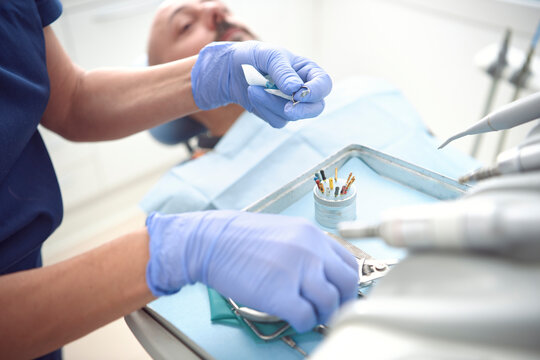 Paciente en cl&iacute;nica dental. Endodoncista trabajando.