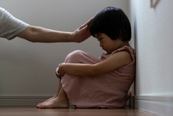 落ち込む女の子（3歳、日本人）と慰めるおばあちゃん