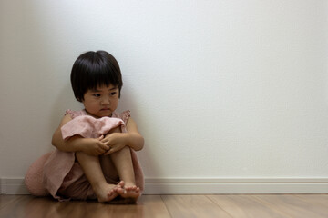 部屋の隅で落ち込む女の子（3歳、日本人）