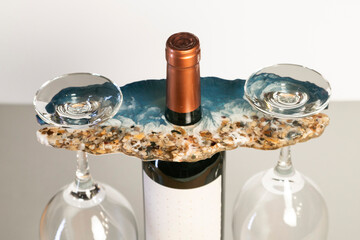 Soportes  elegantes y funcionales, personalizados  para sostener botellas y copas,  diseñados para...