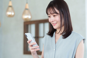スマートフォン　モバイル　女性　