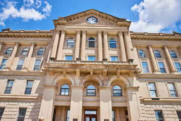Obraz premium Huntington County Courthouse Facade with Corinthian Columns on Sunny Day