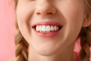 Obraz premium Teenage girl smiling on pink background, closeup