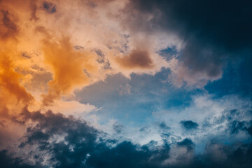 Obraz premium The sky and clouds are orange and blue with vignetting at the edges.