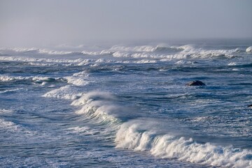 Obraz premium Big waves with white foam and seastaks. Sea shore. Oregon. USA