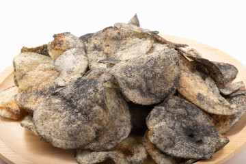 イカ墨チップス