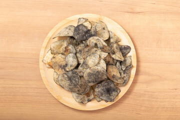 イカ墨チップス