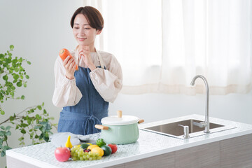 キッチンで献立を考える女性（家事・主婦・自炊） © polkadot