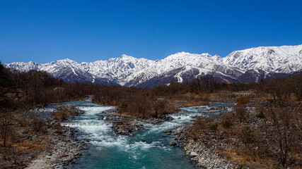 雪の北アルプスと松川　長野県白馬村
