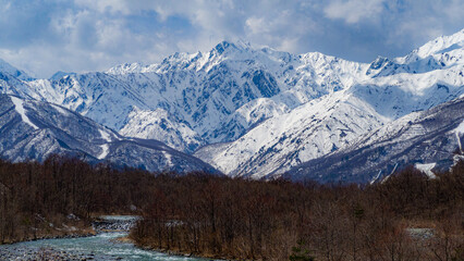 Fototapeta premium 雪の北アルプスと松川 長野県白馬村