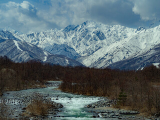 Fototapeta premium 雪の北アルプスと松川 長野県白馬村