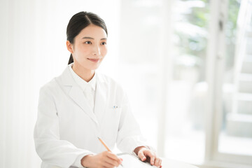 白衣を着た女性