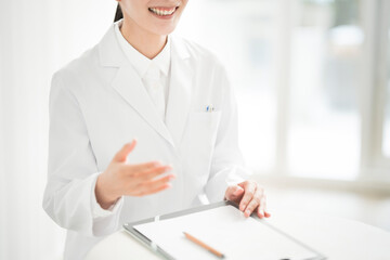 白衣を着た女性
