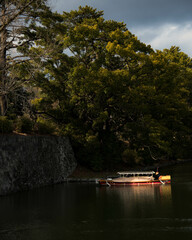 일본 전통 성과 강가에 떠있는 배의 모습