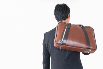 スーツで通勤をするビジネスマン