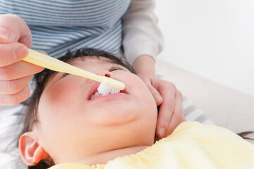 幼稚園で歯磨きをする子ども