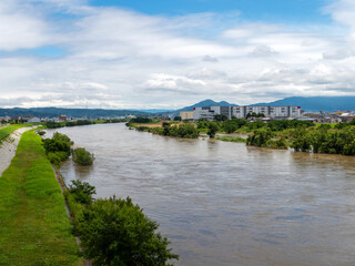 河川敷が水没した大雨後の大和川