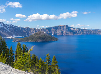 Naklejka premium Crater Lake National Park in the Spring